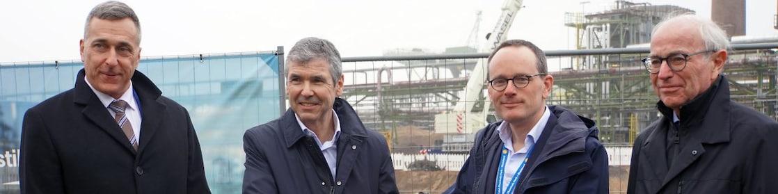 Bild zur Pressemitteilung Baufeld für neue Grundöl-Destillation bei Shell in Wesseling übergeben