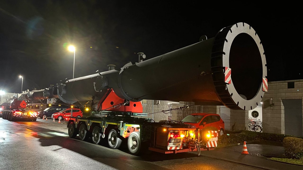 Neue Silhouette als Zeichen des Wandels: Über 50 Meter hohe Kolonne für die neue Grundöl-Anlage bei Shell