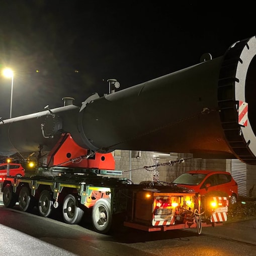 Neue Silhouette als Zeichen des Wandels: Über 50 Meter hohe Kolonne für die neue Grundöl-Anlage bei Shell