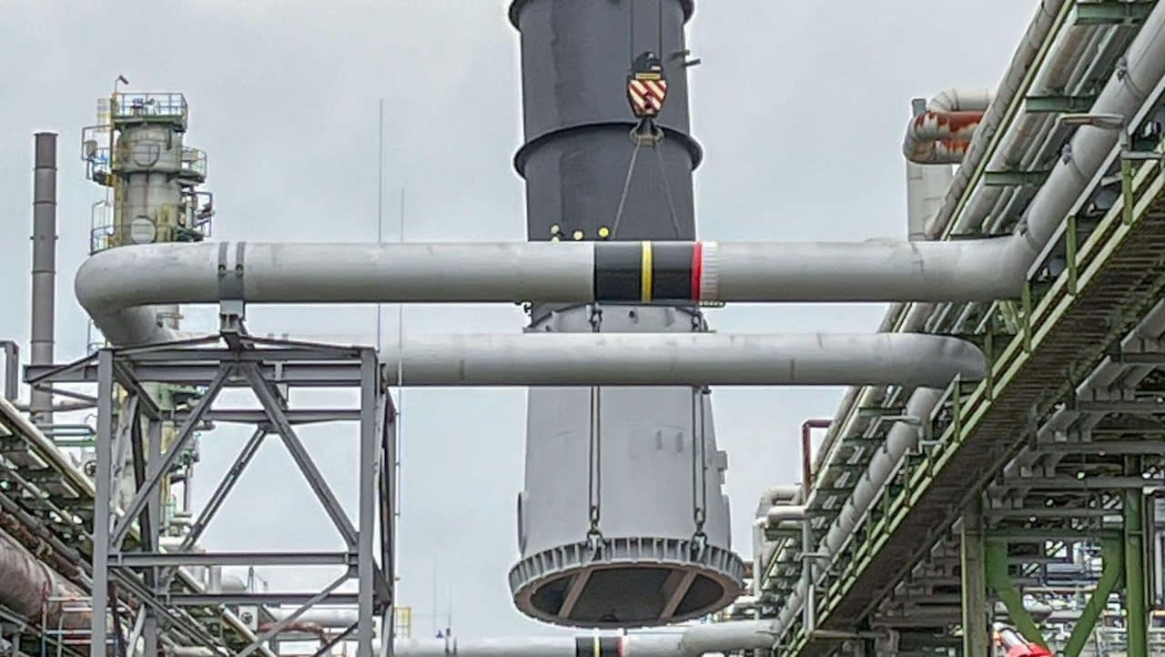 Neue Silhouette als Zeichen des Wandels: Über 50 Meter hohe Kolonne für die neue Grundöl-Anlage bei Shell