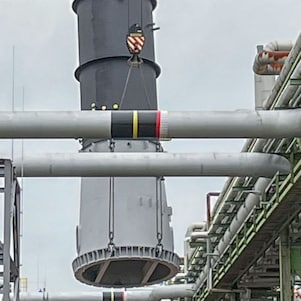 Neue Silhouette als Zeichen des Wandels: Über 50 Meter hohe Kolonne für die neue Grundöl-Anlage bei Shell