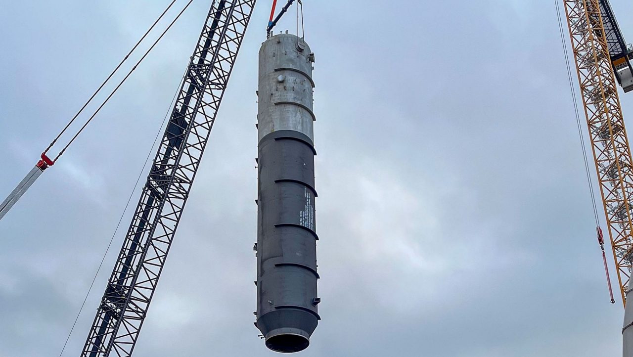 Neue Silhouette als Zeichen des Wandels: Über 50 Meter hohe Kolonne für die neue Grundöl-Anlage bei Shell