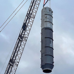 Neue Silhouette als Zeichen des Wandels: Über 50 Meter hohe Kolonne für die neue Grundöl-Anlage bei Shell