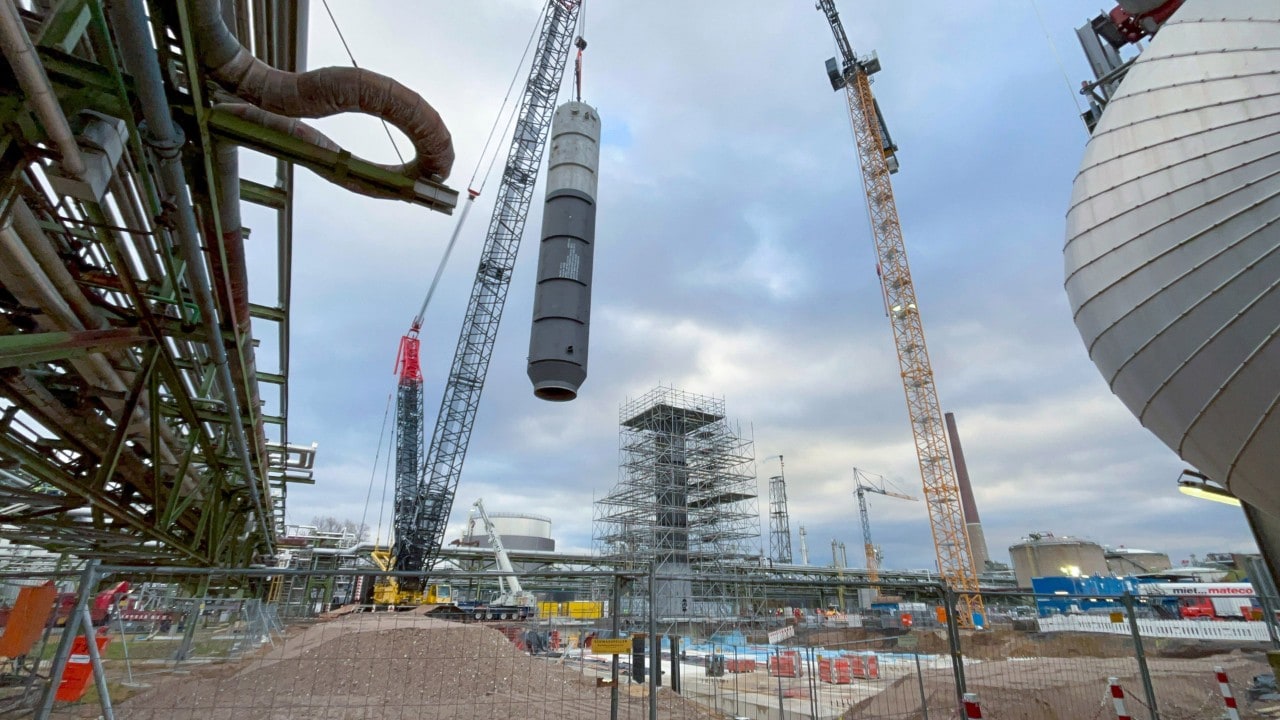 Neue Silhouette als Zeichen des Wandels: Über 50 Meter hohe Kolonne für die neue Grundöl-Anlage bei Shell
