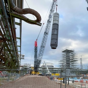 Neue Silhouette als Zeichen des Wandels: Über 50 Meter hohe Kolonne für die neue Grundöl-Anlage bei Shell