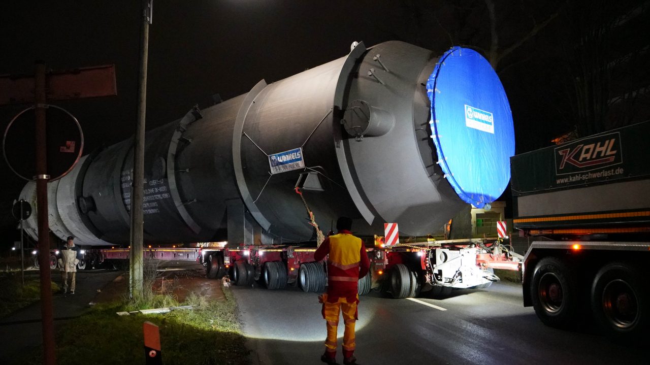 Neue Silhouette als Zeichen des Wandels: Über 50 Meter hohe Kolonne für die neue Grundöl-Anlage bei Shell