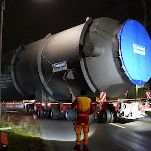 Neue Silhouette als Zeichen des Wandels: Über 50 Meter hohe Kolonne für die neue Grundöl-Anlage bei Shell