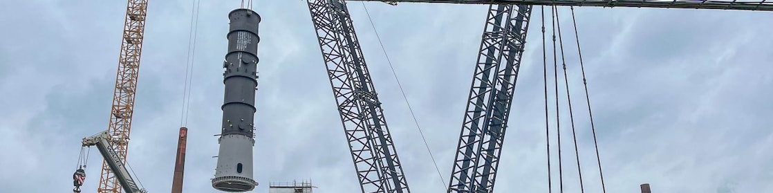 Neue Silhouette als Zeichen des Wandels: Über 50 Meter hohe Kolonne für die neue Grundöl-Anlage bei Shell