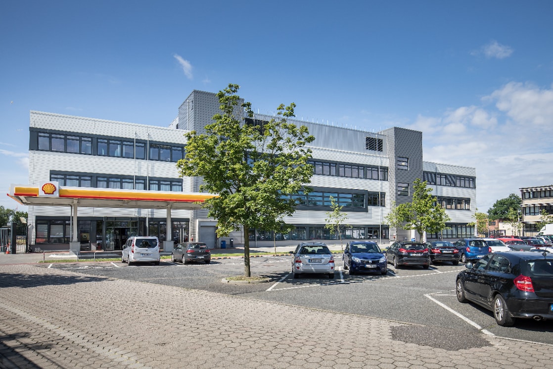 Geschäftshäuser und Autos