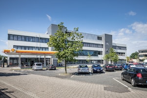 Geschäftshäuser und Autos