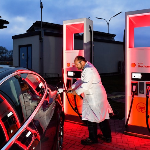 Mann füllt Patrouille zum Auto