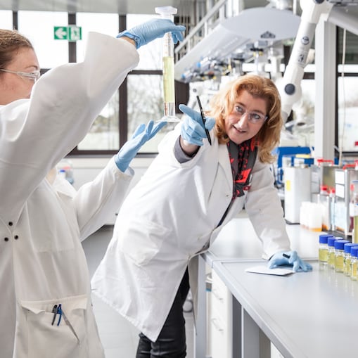 Zwei Frauen arbeiten in einem Labor