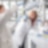 Zwei Frauen arbeiten in einem Labor