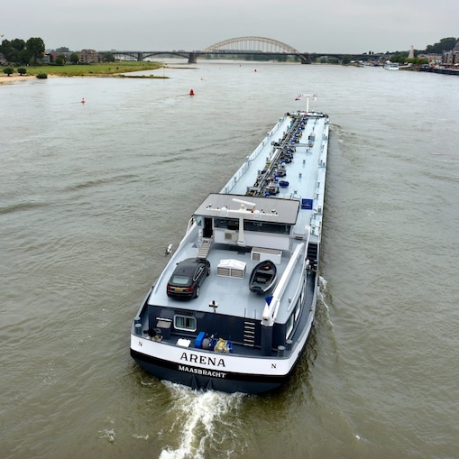 Das Schiff Arena unterwegs auf einem Fluss