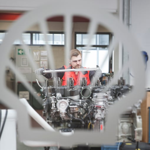 Mensch, der eine Maschine bedient