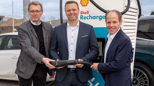 Gemeinsam weihten sie den Shell Recharge Schnellladehub bei SAP ein, von links: Otto Steinmann, Erster Beigeordneter der Stadt Walldorf; Sebastian Behrendt, Head of Global Finance SAP; Martin Lustenberger, GM Fleet Solutions Shell; Foto: SAP