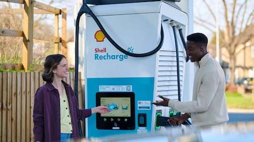 Shell rechnet zum verlängerten Wochenende mit erhöhter Reisetätigkeit. Mit einer zeitlich begrenzten Zeitaktion will das Unternehmen kostengünstiges Laden möglich machen.