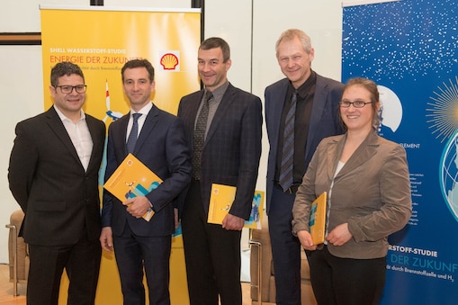 Pressekonferenz zur Vorstellung der Shell Wasserstoffstudie mit Dr. Karin Arnold und Prof. Dr. Manfred Fischedick vom Wuppertal Institut, Chef-Volkswirt Dr. Jörg Adolf und Shell Hydrogen General Manager Oliver Bishop sowie Rosario Berretta, Daimler (von rechts)