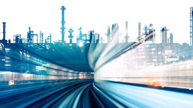 Frau hält Smartphone mit geöffneter Shell App für SmartPay in der Hand