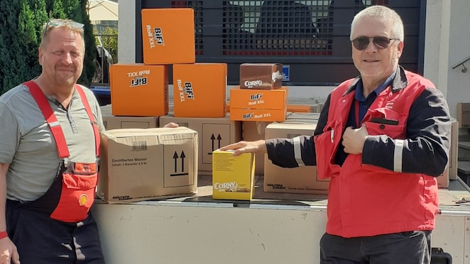 Shell Mitarbeiter mit Hilfsgütern