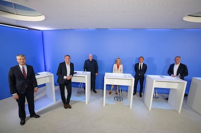 Sprachen während des Shell Energie-Dialogs über den Weg zu Netto-Null-Emssionen: Parl. Staatssekretär Steffen Bilger; Huibert Vigeveno (Shell), Christian Hochfeld, Agora Energiewende; Moderatorin Dr. Melinda Crane, Nico Rosberg und Dr. Fabian Ziegler (Shell).