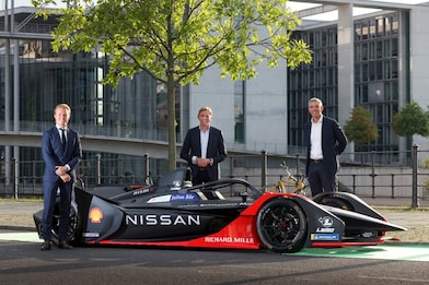 Nico Rosberg, Shell Downstream Direktor Huibert Vigeveno und Dr. Fabian Ziegler, Vorsitzender der Geschäftsführung Shell in Deutschland, warfen einen gemeinsamen Blick auf ein e-race-car der Formel E.