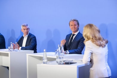 Fabian Ziegler und Nico Rosberg im Gespräch mit Moderatorin Melinda Crane