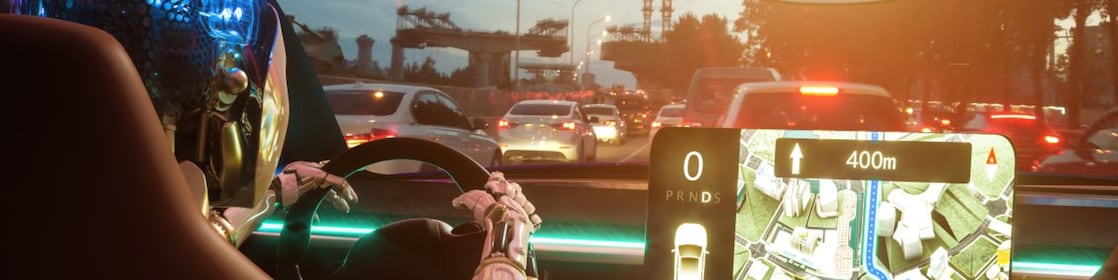 Ein KI-generiertes Bild, auf dem in einem Stau ein humanoider Roboter ein Fahrzeug lenkt. Ein großes digitales Display zeigt den Fahrzeugstatus und die Navigation.