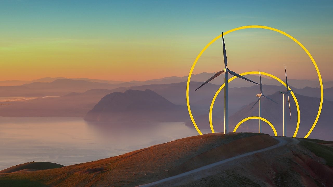 Foto von drei Windkraftanlagen auf einer Anhöhe mit dem Umriss des Diagramms „Unser Weg zu Netto-Null-Emissionen“