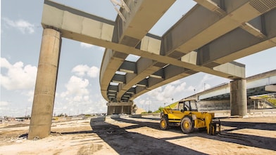 Ein Mann in einem Auto schaut in den Rückspiegel