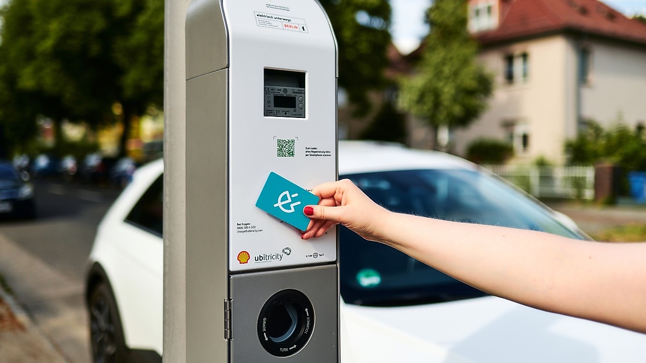 Ein Mann in einem Auto schaut in den Rückspiegel