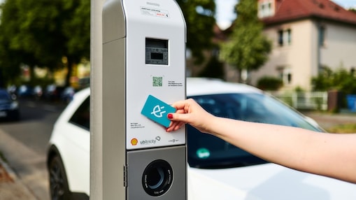 Ein Mann in einem Auto schaut in den Rückspiegel