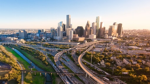 Eine Stadt mit Straßen und Wolkenkratzern