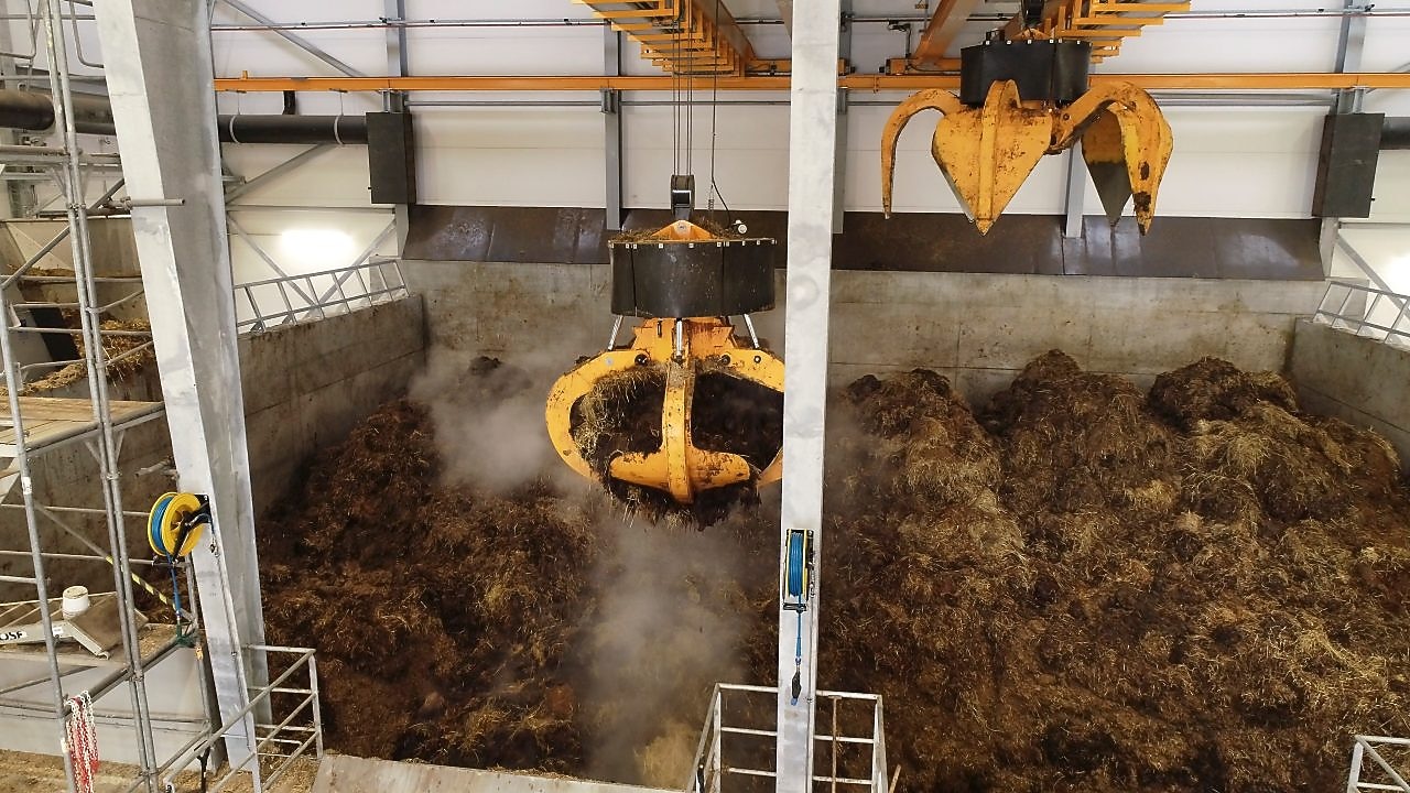 Greifarm beim Handling von Mist – effiziente Logistik der Biogasanlagen von Shell