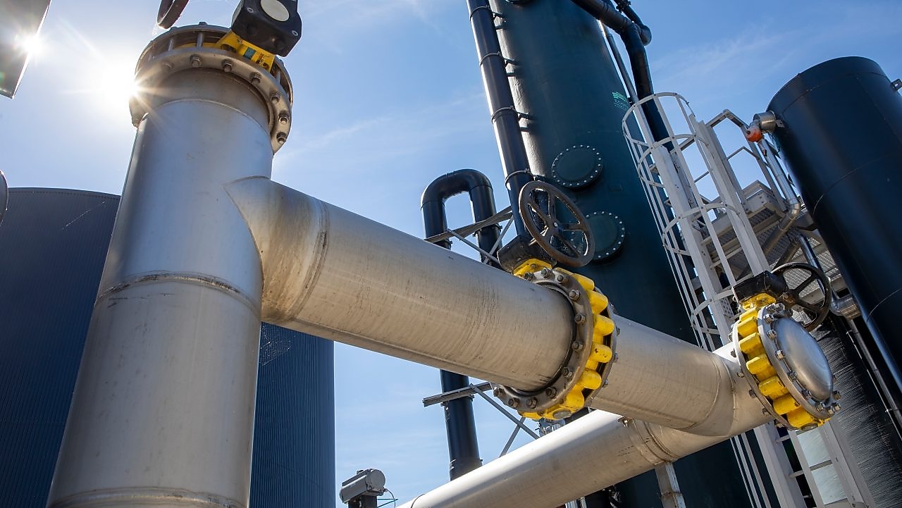 Sonnenbeschienene Rohrleitungen einer Shell Biogasanlage – moderne Infrastruktur für grüne Energie.