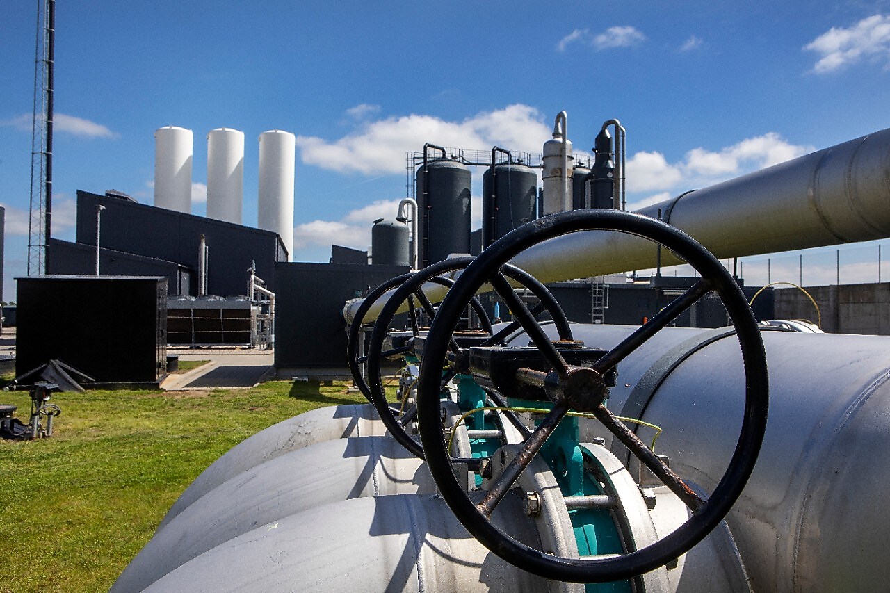 Nahaufnahme der Shell Biogasanlage in Korskro mit CO₂-Verflüssigung im Hintergrund