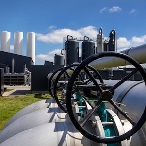 Nahaufnahme der Shell Biogasanlage in Korskro mit CO₂-Verflüssigung im Hintergrund