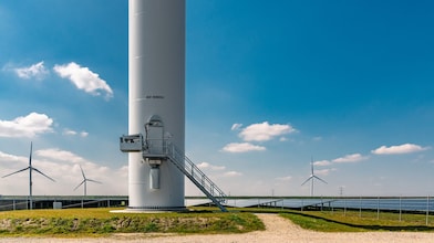 Ein Windpark mit Solaranlagen.