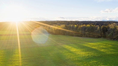 Ein Feld im Sonnenuntergang