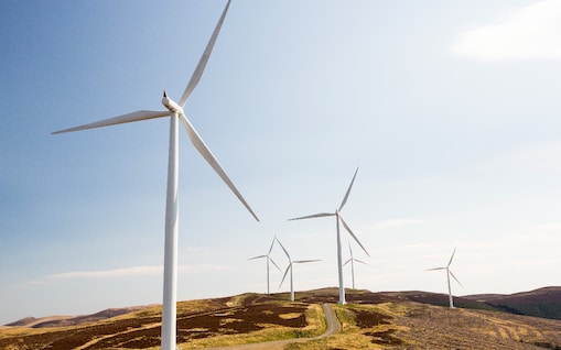 Windräder auf einem Hügel