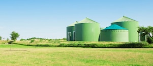 Eine Biogasanlage im Grünem