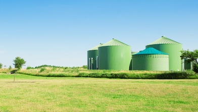 Eine Biogasanlage im Grünem