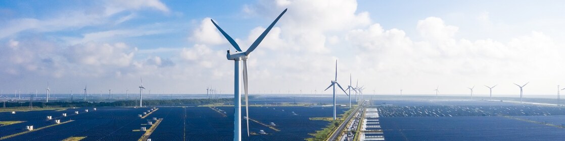 Windräder in einem Solarpark.