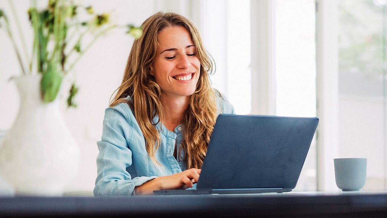 Eine Frau benutzt ihren Laptop