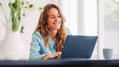 Eine Frau benutzt ihren Laptop