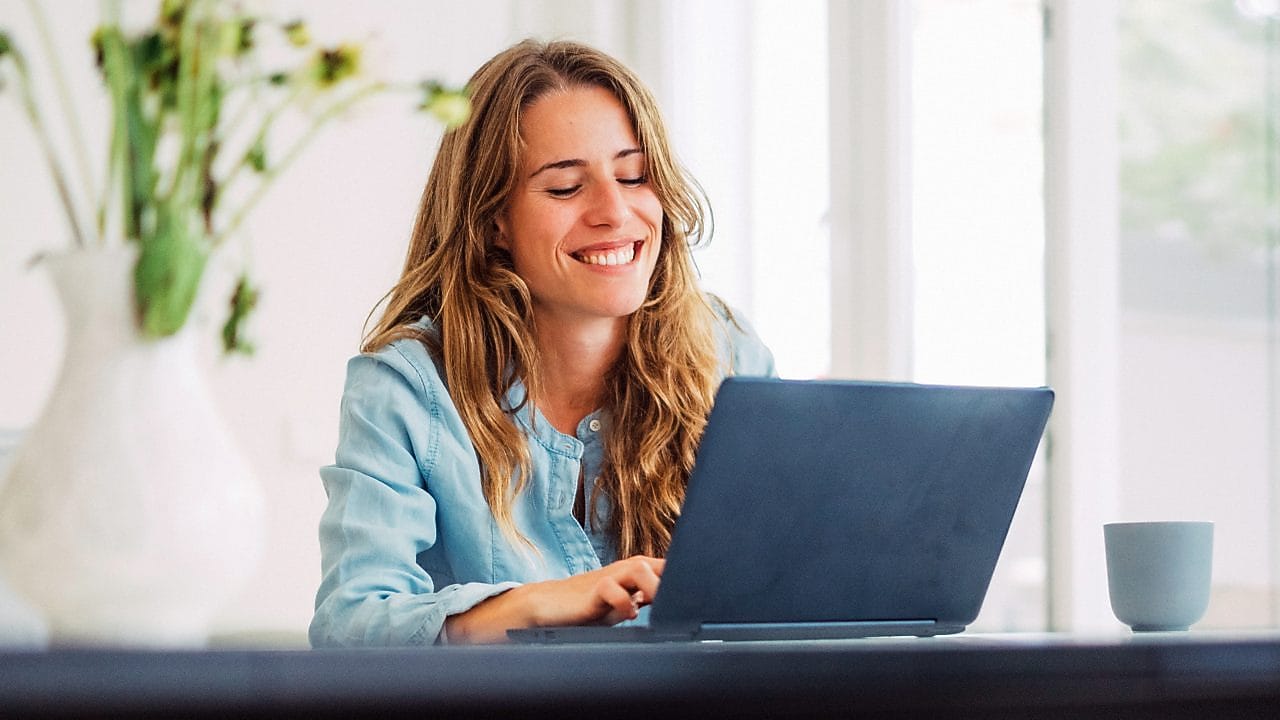 Eine Frau benutzt ihren Laptop