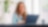 Eine Frau benutzt ihren Laptop