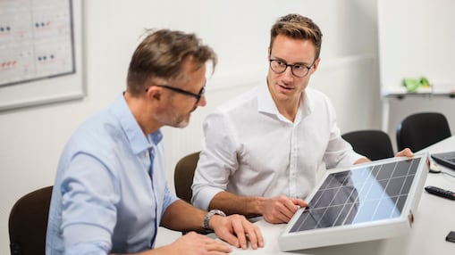 Berater erklärt Kunden Photovoltaik