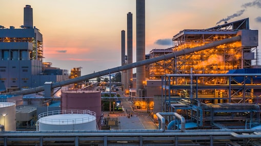 Ein Stahlwerk im Sonnenuntergang