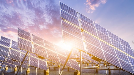 Photovoltaik Anlage im Sonnenuntergang